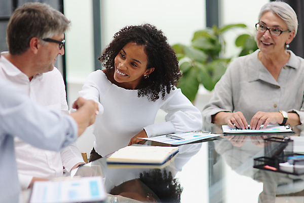 포토 JPG 해외이미지 직업 라이프스타일 손 여자 비즈니스 사업가 탁자 성공 노동자 악수 함께함 실내 사람 앉기 가로 세명 컴퓨터 사무실 판매 우정 비즈니스맨 비즈니스우먼 그룹 동료 상업 긍정 떨림 동의 프로그래머 프리랜서 해외202309 해외포토 남자 가구 컨셉 관계 모션 손짓 내부 생활 신체부위 친구 전자제품 직장인 파일형식