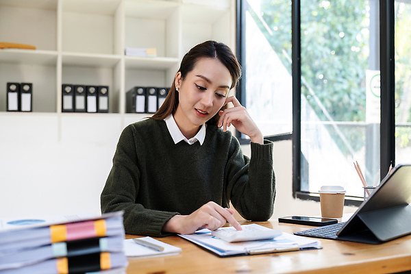 포토 JPG 해외이미지 직업 손 종이 백그라운드 컨셉 돈 비즈니스 성공 그래프 직장 한명 사람 금융 경제 노트북 컴퓨터 사무실 펜 계산기 업무 작업 비즈니스맨 계산 책상 분석 보고서 경영자 문서 투자 회계 계좌 세금 수입 예산 회계사 비용 해외202309 해외포토 1 남자 가구 회사 문구용품 신체부위 전자제품 필기구 장비 직장인 재산 리더 파일형식