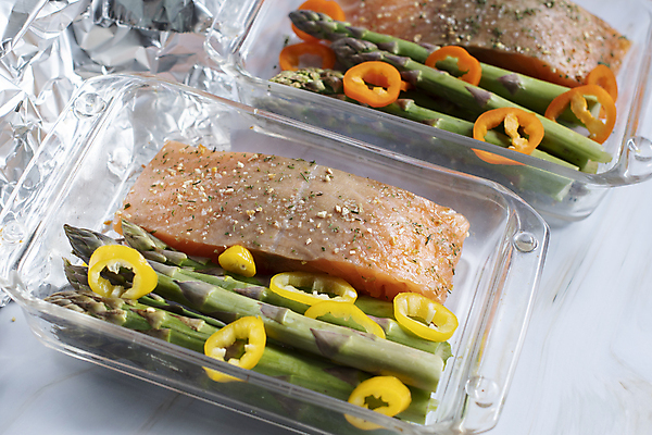 포토 JPG 해외이미지 음식 바다 조각 백그라운드 다이어트 오렌지 재료 탁자 양파 건강 육류 어류 스테이크 요리 사람없음 빨간색 금속 얼음 검은색 식사 저녁식사 추위 신선 고급 자르기 먹기 레몬 해산물 큐브 아스파라거스 날것 소금 연어 후추 알래스카 내추럴 점심식사 민물 오메가 맛있는 해외202309 해외포토 자연요소 컬러 가구 컨셉 채소 과일 식재료 모션 재질 서양음식 미국 수중동물 향신료 파일형식