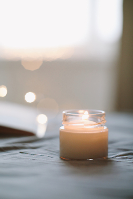 포토 JPG 해외이미지 겨울 초 유리병 사람없음 분위기 보케 향초 해외포토 계절 컨셉 병_용기 파일형식