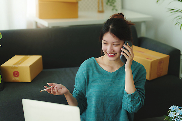 포토 JPG 해외이미지 여자 사업가 한명 상반신 성인 노트북 스마트폰 소파 작업 비즈니스우먼 사장 통화 택배상자 성인여자한명만 해외202309 해외포토 직업 1 의자 비즈니스 모션 사람 전자제품 핸드폰 스마트기기 상자 직장인 택배 여자한명만 성인여자만 파일형식