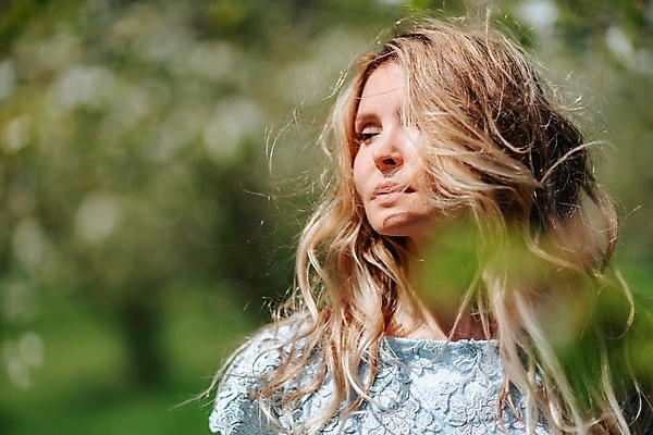 포토 JPG 해외이미지 1 라이프스타일 응시 여자 얼굴 40대 자연 엄마 휴식 건강 한명 미소 웃음 사람 성인 야외 빨간색 여름 30대 금발 뷰티 유행 봄 신선 중앙 피부 순수 장면 내추럴 완벽 해외202309 해외포토 헤어스타일 시선 계절 컬러 중년 컨셉 가족 표정 생활 신체부위 장년 생태계 파일형식