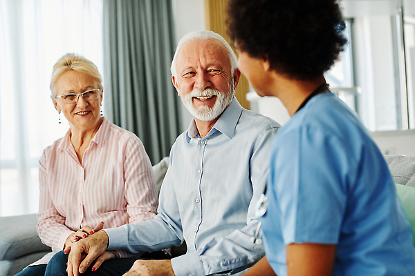 포토 JPG 해외이미지 백인 직업 커플 여자 노년 남자 행복 유니폼 주택 실내 건강 병원 사람 앉기 세명 약 건강관리 환자 간호사 의사 도움 질병 장애인 은퇴 간호 서비스 방문 보험 간병인 돌봄 옛날 지원 헬프 해외202309 해외포토 서양인 옷 감정 컨셉 의학 관계 모션 관리 성인 내부 건물 의료진 장애 파일형식