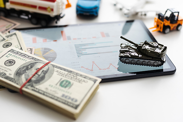 포토 JPG 해외이미지 여행 자동차 휴가 비행기 사람없음 태블릿 달러 미니어처 소프트포커스 오브젝트 여행용품 탱크 해외202309 해외포토 육상교통 돈 항공교통 대중교통 촬영기법 전자제품 스마트기기 모형 파일형식