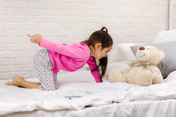 포토 JPG 해외이미지 전신 여자 어린이 엎드리기 베개 한명 옆모습 곰인형 침실 이불 침대 손뻗기 놀기 소녀한명만 해외202309 해외포토 1 인형 뷰포인트 가구 침구 모션 사람 여자한명만 소녀만 파일형식