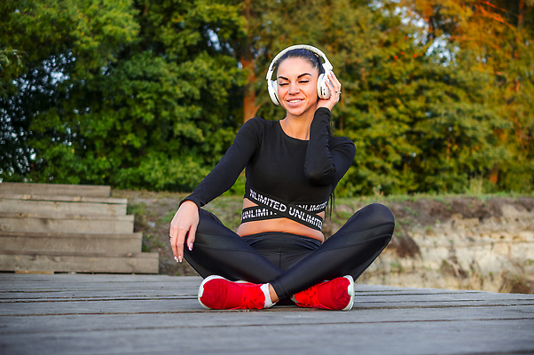 포토 JPG 해외이미지 백인 라이프스타일 여자 행복 여유 음악 휴식 한명 미소 청춘 뷰티 머리 듣기 표현 해외202309 해외포토 서양인 1 감정 컨셉 모션 문화예술 표정 사람 생활 신체부위 파일형식