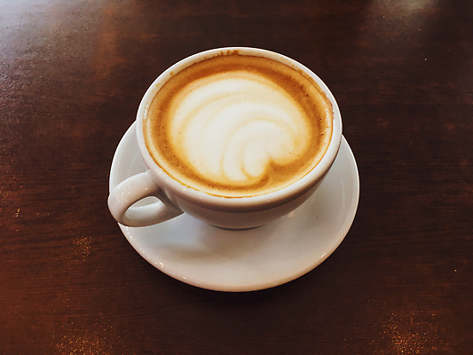 포토 JPG 해외이미지 여유 커피 휴식 사람없음 하이앵글 카페 분위기 커피잔 카푸치노 라떼 해외202309 해외포토 감정 음료 뷰포인트 컨셉 잔 상점 파일형식