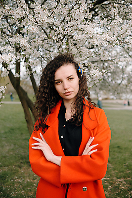 포토 JPG 해외이미지 나무 1 라이프스타일 헤어스타일 응시 드레스 공원 여자 꽃 행복 얼굴 자연 실내 한명 미소 사람 성인 야외 빨간색 초록색 여름 뷰티 유행 힘 기쁨 코트 표현 자신감 파마 피부 긍정 내추럴 우크라이나 해외202309 해외포토 식물 시선 옷 계절 공공시설 감정 유럽 컬러 컨셉 표정 내부 생활 신체부위 외투 생태계 파일형식