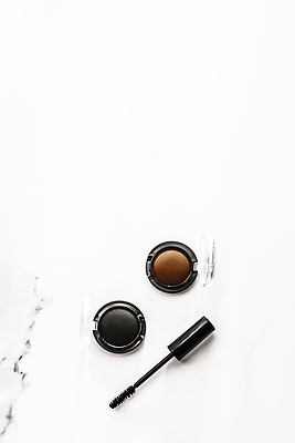 포토 JPG 해외이미지 사람없음 갈색 검은색 원형 흰배경 마스카라 대리석 아이섀도 마블링 카피스페이스 해외202309 해외포토 도형 컬러 백그라운드 재료 화장품 공백 흰색 파일형식