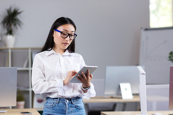 포토 JPG 해외이미지 여자 화분 안경 화초 의자 책장 한명 서기 들기 상반신 성인 앞모습 태블릿 사무실 모니터 스탠드 스마트 책상 성인여자한명만 해외202309 해외포토 식물 1 잡화 뷰포인트 가구 컨셉 비즈니스 모션 조명 사람 전자제품 스마트기기 컴퓨터 여자한명만 성인여자만 파일형식