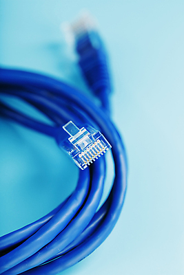 포토 JPG 해외이미지 인터넷 사람없음 파란색 플러그 케이블선 해외202309 해외포토 컬러 전선 파일형식