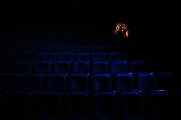 포토 JPG 해외이미지 직업 드레스 여자 실루엣 포즈 백그라운드 의자 부분 불꽃 친절 미술 서기 사람 정장 성인 두명 빛 세트 뷰티 검은색 공연 할로윈 춤 유령 야간 위험 극장 준비 네온 쇼 마법 스포트라이트 나쁜 화상 해외202309 해외포토 자연요소 옷 컬러 가구 컨셉 모션 불 문화예술 촬영기법 이벤트 상처 파일형식