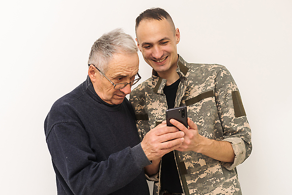 포토 JPG 해외이미지 응시 할아버지 노년 남자 행복 안경 유니폼 패턴 가족 함께함 들기 상반신 성인 두명 옆모습 스마트폰 군인 보여주기 남자만 해외202309 해외포토 직업 시선 잡화 옷 감정 뷰포인트 컨셉 무늬 관계 모션 사람 핸드폰 스마트기기 국군 파일형식