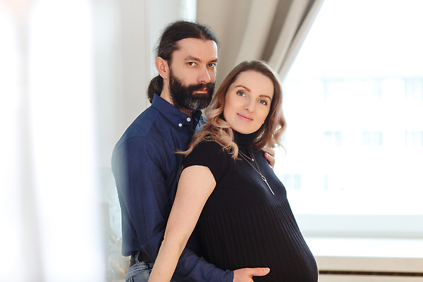 포토 JPG 해외이미지 백인 모델 라이프스타일 커플 여자 남자 행복 가족 관계 포옹 탁자 남편 휴식 주택 함께함 실내 건강 사랑 서기 미소 사람 성인 두명 뷰티 주방 임산부 임신 아기 아내 해외202309 해외포토 서양인 감정 가구 컨셉 안기 모션 표정 내부 건물 생활 파일형식