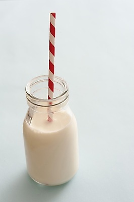 포토 JPG 해외이미지 음료 실내 사람없음 빨간색 우유 흰색 항아리 싱글 밀짚 칼슘 카피스페이스 해외202309 해외포토 컬러 유제품 내부 공백 도자기 짚 파일형식