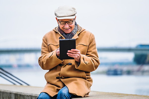 포토 JPG 해외이미지 응시 옷 남자 행복 안경 겨울 한명 앉기 성인 야외 컴퓨터 태블릿 기쁨 추위 코트 주름 메시지 은퇴 만족 온라인 옛날 채팅 카피스페이스 해외202309 해외포토 1 시선 잡화 계절 감정 모션 사람 전자제품 스마트기기 공백 외투 파일형식