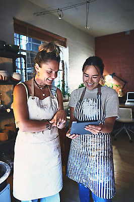 포토 JPG 해외이미지 여자 행복 창문 들기 상반신 성인 두명 앞모습 태블릿 앞치마 도자기 작업실 도예가 성인여자만 해외202309 해외포토 직업 감정 뷰포인트 모션 사람 전자제품 스마트기기 여자만 성인만 파일형식