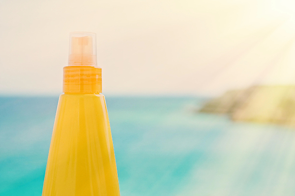 포토 JPG 해외이미지 바다 사람없음 야외 햇빛 노란색 선탠 오일 공병 썬텐오일 해외202309 해외포토 음식 컬러 태양 화장품 병_담는 파일형식