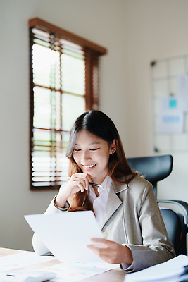 포토 JPG 해외이미지 손 여자 종이 백그라운드 컨셉 비즈니스 그래프 설계 한명 성인 가로 금융 경제 노트북 컴퓨터 사무실 펜 저축 성장 잡기 작업 비즈니스우먼 계산 계획 명상 보고서 준비 문서 투자 수익 대출 빚 세금 예산 환불 비용 해외202309 해외포토 1 모션 사람 신체부위 전자제품 필기구 직장인 파일형식