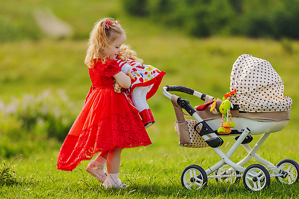 포토 JPG 해외이미지 전신 서양인 여자 어린이 자연 한명 들기 잔디 옆모습 유모차 인형놀이 소녀한명만 해외202309 해외포토 외국인 식물 1 인형 뷰포인트 모션 놀이 사람 아기용품 생태계 여자한명만 소녀만 파일형식