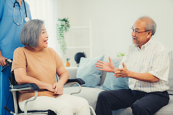 포토 JPG 해외이미지 여자 할아버지 노년 남자 행복 안경 할머니 화초 쿠션 청진기 선반 병원 대화 사랑 서기 앉기 동양인 상반신 두명 옆모습 소파 건강관리 환자 간호사 손내밀기 휠체어 해외202309 해외포토 식물 잡화 감정 뷰포인트 가구 의자 의학 의료기기 모션 건강 관리 말하기 사람 인종 손짓 성인 의료진 파일형식