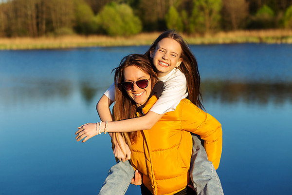 포토 JPG 해외이미지 라이프스타일 공원 여자 딸 행복 호수 어린이 백그라운드 2 가족 포옹 자연 놀이 엄마 휴가 함께함 건강 사랑 웃음 사람 야외 두명 물 뷰티 걷기 침묵 일몰 봄 재킷 기쁨 숲 돌봄 해외202309 해외포토 자연요소 계절 공공시설 감정 컨셉 관계 안기 모션 표정 생활 노을 소리 외투 생태계 파일형식