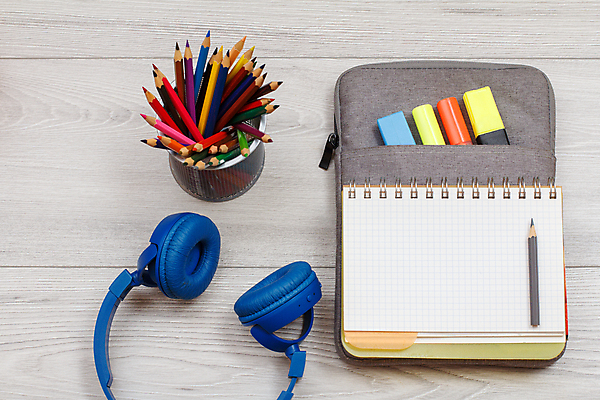 포토 JPG 해외이미지 문구용품 색연필 사람없음 스터디 연필 헤드폰 공책 공백 오브젝트 파우치 해외202309 해외포토 음향기기 가방 학용품 학습 필기구 파일형식