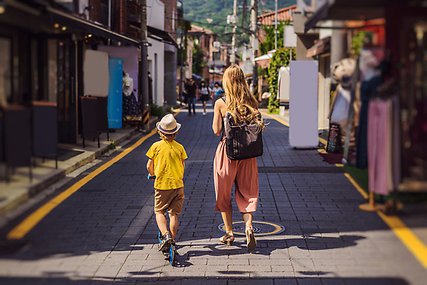 포토 JPG 해외이미지 전신 서양인 여자 남자 어린이 여행 거리 한국 소년 성인 야외 두명 뒷모습 상점 한옥마을 북촌 해외202309 해외포토 외국인 아시아 뷰포인트 한옥 서울 사람 마을 파일형식