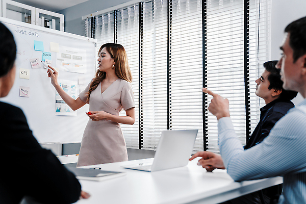 포토 JPG 해외이미지 여자 남자 회의 직장 실내 서기 들기 앉기 동양인 정장 여러명 상반신 앞모습 옆모습 노트북 펜 가리킴 업무 블라인드 비즈니스맨 비즈니스우먼 발표 동료 포스트잇 해외202309 해외포토 옷 뷰포인트 다수 회사 비즈니스 관계 모션 사람 인종 손짓 내부 전자제품 필기구 메모지 작업 커튼 직장인 파일형식