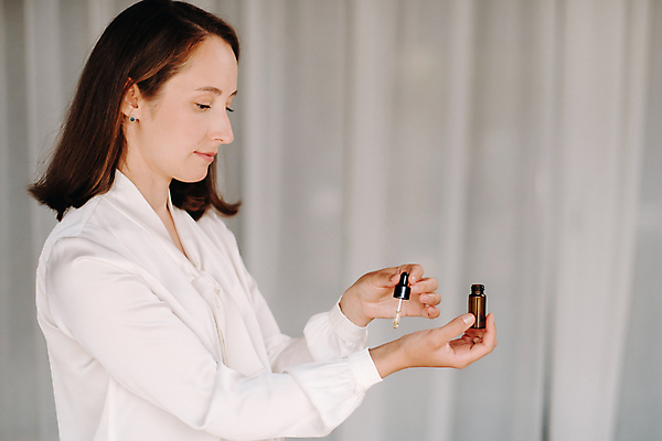 포토 JPG 해외이미지 여자 한명 들기 상반신 성인 화장품 오일 스포이트 아로마테라피 테라피 치료사 성인여자한명만 해외202309 해외포토 직업 1 음식 모션 사람 뷰티 피펫 여자한명만 성인여자만 파일형식