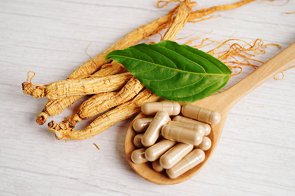 포토 JPG 해외이미지 잎 건강 사람없음 알약 인삼 약초 나무숟가락 해외202309 해외포토 식물 약 숟가락 풀_식물 삼 파일형식