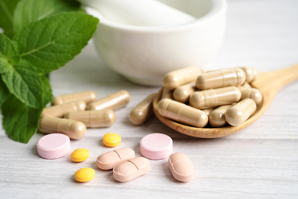 포토 JPG 해외이미지 건강 사람없음 알약 약 숟가락 허브 유기농 절구 절구방아 해외202309 해외포토 식물 웰빙 의학 수저 도구 파일형식