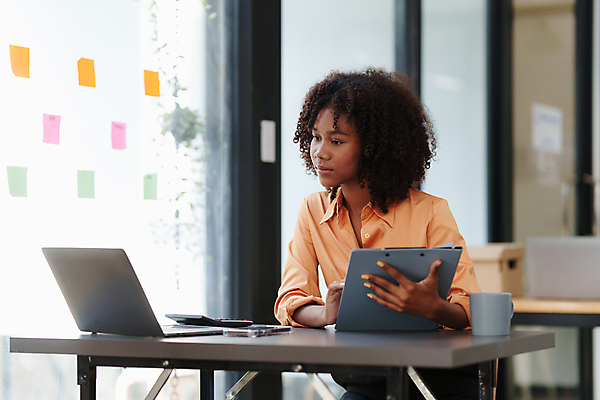 포토 JPG 해외이미지 직업 라이프스타일 여자 행복 종이 흑인 돈 비즈니스 주택 실내 한명 사람 앉기 성인 금융 경제 노트북 컴퓨터 사무실 검은색 업무 작업 계산 문서 투자 문제 온라인 회계 계산서 빚 계좌 세금 수입 예산 회계사 비용 해외202309 해외포토 서양인 1 감정 컬러 모션 내부 건물 생활 전자제품 재산 파일형식