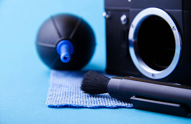 포토 JPG 해외이미지 직업 손 백그라운드 유리 실내 취미 사람없음 펜 카메라 디지털 검은색 사진촬영 장비 과학기술 기구 공구 붓 업무 수리 청소 사진사 오브젝트 서비스 먼지 청소부 조립 돌봄 방법 광학 해외202309 해외포토 컬러 모션 재질 기술 내부 신체부위 전자제품 필기구 촬영 도구 작업 작가 파일형식