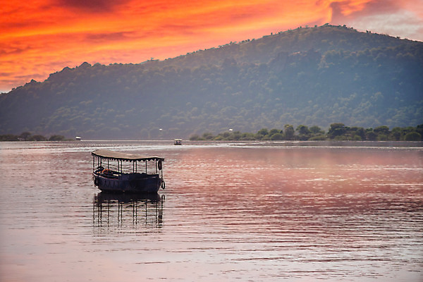포토 JPG 해외이미지 라이프스타일 아시아 호수 섬 여행 건축양식 교통시설 아침 휴가 산 풍경 사람없음 건물 물 관광지 반사 고요 황혼 일몰 궁전 언덕 심플 명승지 해외202309 해외포토 주간 자연요소 건축물 건축 나라 교통 고건축 생활 노을 시설 파일형식
