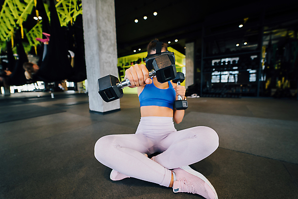 포토 JPG 해외이미지 백인 라이프스타일 여자 안경 스포츠 포즈 운동화 신체 바지 창문 거리 바닥 실내 건강 한명 성인 운동 힘 아령 장비 매트 정상 연습 클럽 체육관 멀리 가상현실 현실 해외202309 해외포토 서양인 1 잡화 신발 하의 사람 내부 생활 파일형식