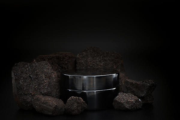 포토 JPG 해외이미지 백그라운드 사람없음 뷰티 검은색 화장품 돌_바위 로션 스킨케어 공병 수분크림 목업 카피스페이스 해외202309 해외포토 컬러 공백 병_담는 파일형식