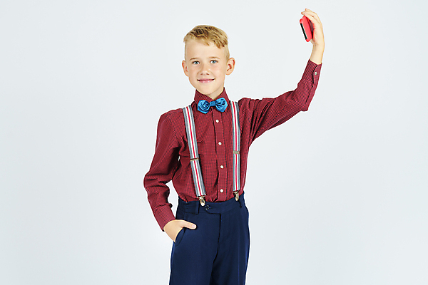 포토 JPG 해외이미지 남자 어린이 한명 소년 상반신 앞모습 10대 스터디 셀프카메라 스마트 흰배경 주머니손 소년한명만 해외202309 해외포토 1 뷰포인트 백그라운드 컨셉 모션 청소년 사람 학습 사진촬영 흰색 남자한명만 소년만 파일형식