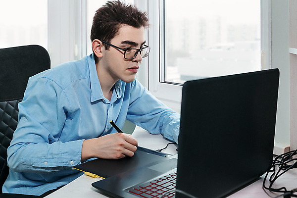 포토 JPG 해외이미지 백인 직업 학생 응시 교육 남자 안경 생각 비즈니스 무선통신 직장 실내 한명 사람 앉기 그래픽 노트북 컴퓨터 태블릿 사무실 알약 펜 웹 장비 업무 작업장 디자이너 문제해결 방법 심각 온라인강의 해외202309 해외포토 서양인 1 시선 잡화 산업 컨셉 인터넷 회사 통신 모션 내부 전자제품 스마트기기 필기구 약 작업 강의 파일형식 언택트