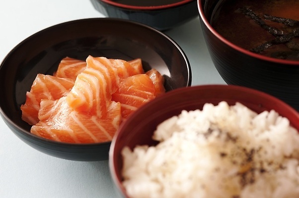 포토 JPG 해외이미지 밥 건강 어류 요리 사람없음 일본 식사 초밥 신선 사발 날것 연어 항공촬영 해외202309 해외포토 아시아 음식 뷰포인트 수중동물 사기그릇 일본음식 파일형식