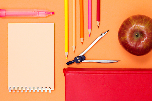 포토 JPG 해외이미지 문구용품 색연필 사람없음 책 빨간색 스터디 연필 주황색 공책 공백 사과 오브젝트 컴파스 파스텔톤 해외202309 해외포토 컬러 과일 학용품 학습 필기구 파일형식