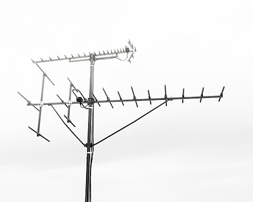 포토 JPG 해외이미지 식물 일러스트 통신 하늘 지붕 주택 안테나 사람없음 야외 전자제품 3D 금속 텔레비전 자료 장비 흰색 뉴스 방향 무선전화기 디지털합성 수화기 사인 라디오 신호 만들기 방송 철사 시스템 전송 고립 접수 채널 반복 해외202309 해외포토 컬러 모션 재질 건물 전화기 파일형식