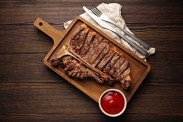 포토 JPG 해외이미지 육류 스테이크 사람없음 신선 나이프 슬라이스 나무도마 티본스테이크 나무배경 해외202309 해외포토 식기 백그라운드 식재료 도마 서양음식 목재 칼 파일형식