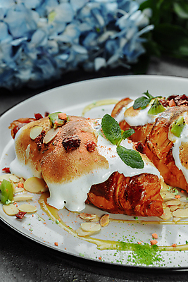 포토 JPG 해외이미지 전통 접시 음식 백그라운드 탁자 아침 디저트 요리 사람없음 목재 갈색 노란색 초콜릿 식사 펼침 카페 빵집 껍질 흰색 신선 황금 달콤 맛 아침식사 설탕 굽기 먹기 크림 오브젝트 시럽 와플 프랑스어 점심식사 고립 단절 번 페스츄리 핸드메이드 캐러멜 맛있는 해외202309 해외포토 주간 나무 문자 식기 빵 컬러 가구 컨셉 재료 모션 상점 구이 파일형식