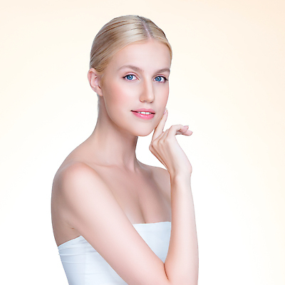 포토 JPG 해외이미지 응시 여자 한명 미소 손짓 상반신 성인 앞모습 뷰티 성인여자한명만 해외202309 해외포토 1 시선 뷰포인트 모션 표정 사람 여자한명만 성인여자만 파일형식