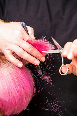 포토 JPG 해외이미지 손 분홍색 상반신 신체부위 머리카락 잡기 미용실 미용사 자르기 머리손질 미용가위 해외202309 해외포토 직업 컬러 모션 가위_도구 사람 뷰티 머리 미용용품 뷰티샵 파일형식