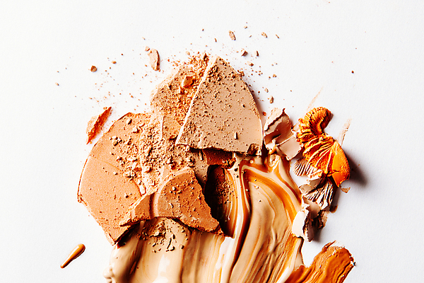 포토 JPG 해외이미지 사람없음 뷰티 손상 화려 흰배경 바르기 아이섀도 살구색 파운데이션 해외202309 해외포토 컬러 백그라운드 컨셉 모션 화장품 흰색 파일형식