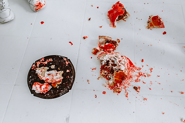 포토 JPG 해외이미지 디자인 음식 디저트 바닥 기념 사탕 사람없음 장식 컬러풀 파티 케이크 손상 축하 생일 달콤 맛 떨어짐 굽기 크림 고민 깨짐 부스러기 맛있는 해외202309 해외포토 기념일 감정 컬러 컨셉 이벤트 구이 파일형식