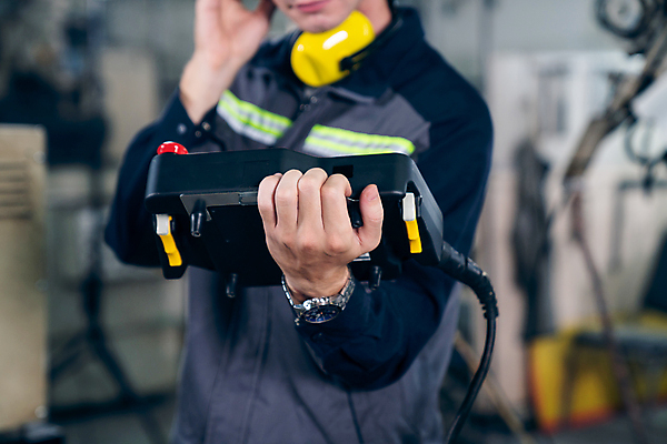 포토 JPG 해외이미지 남자 산업 공장 노동자 작업복 한명 들기 상반신 성인 기계 과학기술 작업 엔지니어 안전모 컨트롤 프로그래밍 성인남자한명만 해외202309 해외포토 직업 1 옷 공업 모션 기술 사람 기술자 헬멧 안전장비 개발 남자한명만 성인남자만 파일형식