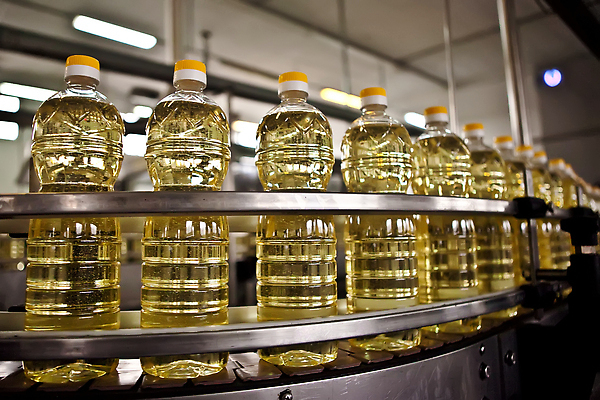 포토 JPG 해외이미지 식물 직업 산업 선 음식 포즈 백그라운드 농업 채소 포장 공장 모션 해바라기 노동자 요리 씨앗 사람없음 건물 노란색 기계 장비 업무 액체 황금 붓기 제조 컨테이너 플라스틱 가득함 질감 로딩 방법 식용 자동 작살 줄서기 캡모자 컨베어밸트 세련 해외202309 해외포토 모자_잡화 건축물 꽃 컬러 공업 재질 작업 파일형식